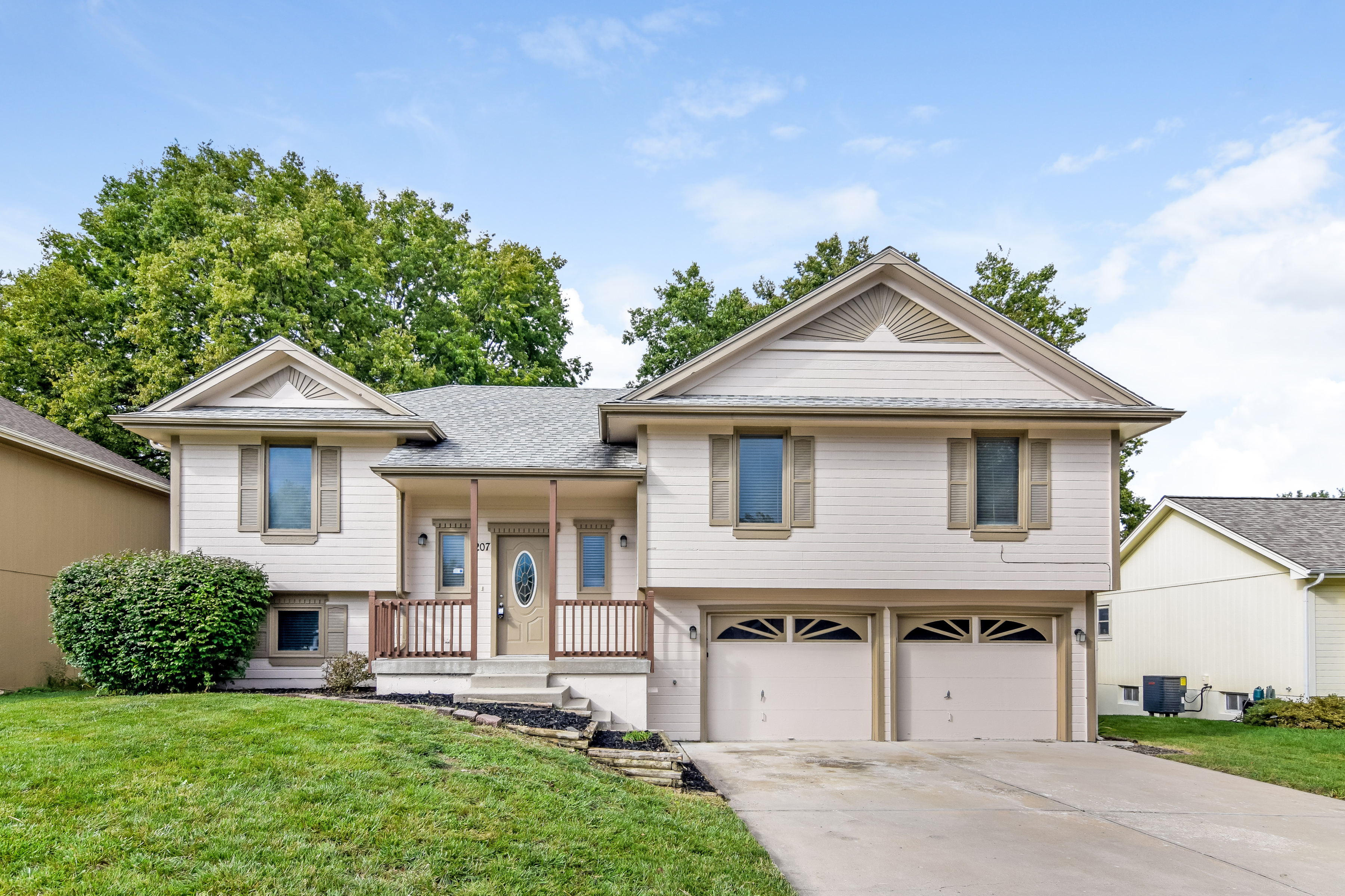 207 Mesa Dr Smithville, MO 64089